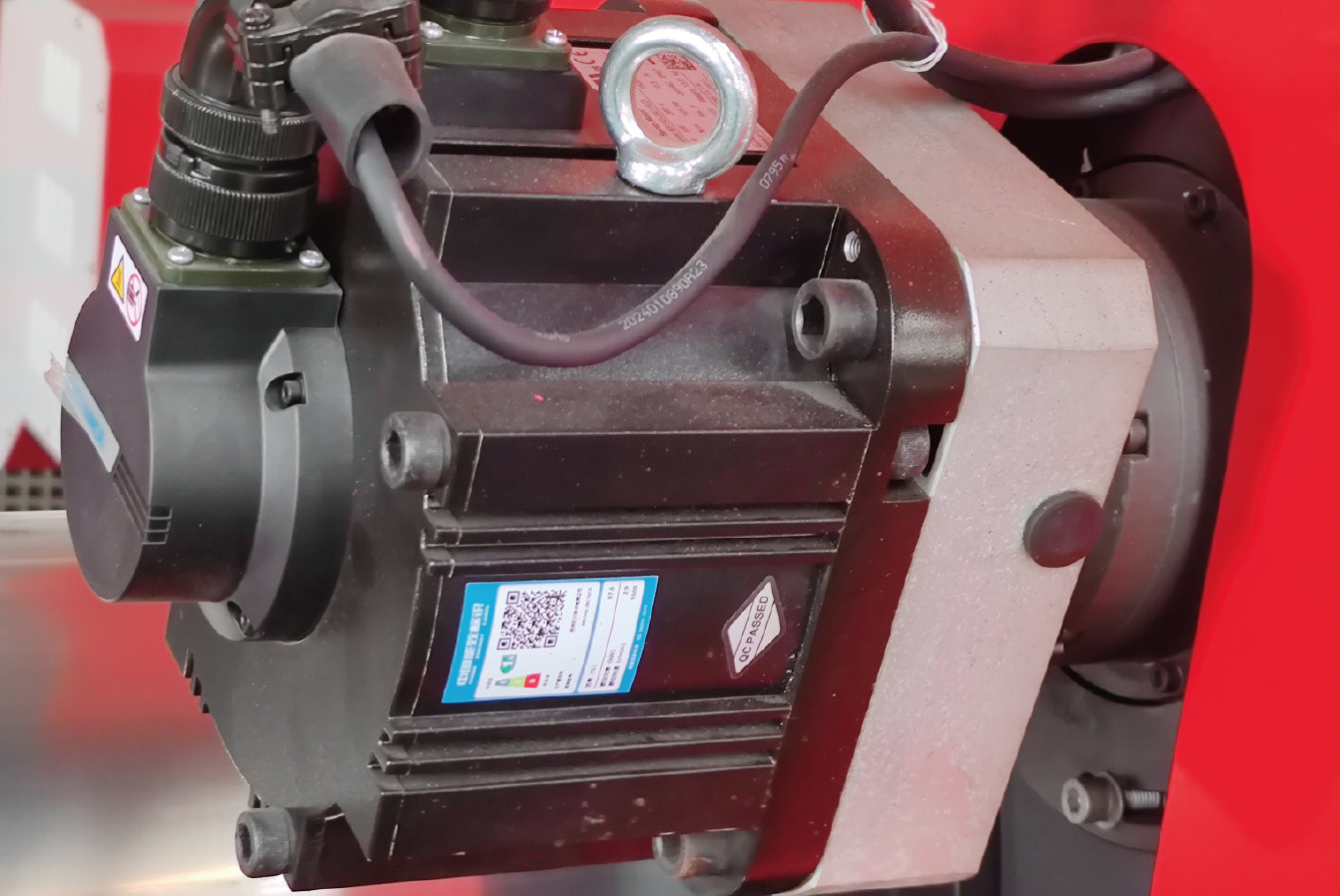 High-torque servo motor powering BNL laser tube cutting head. Enables precise cutting and reliable control, crucial for industrial-grade performance.